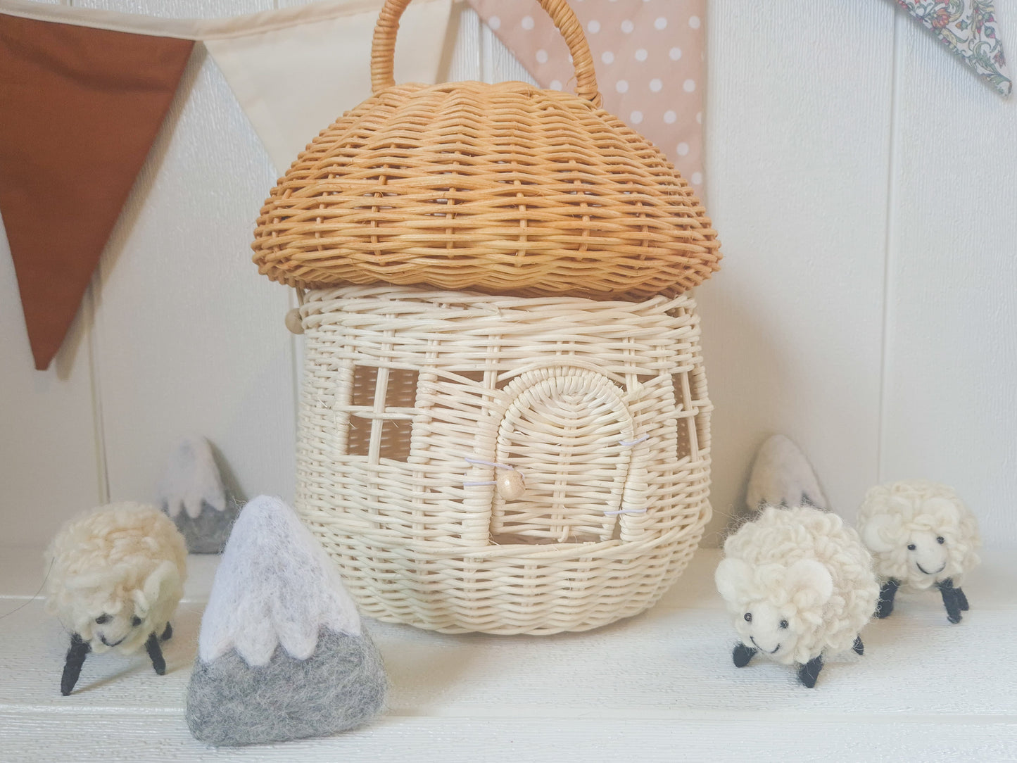 Hīpi Ma (White sheep)