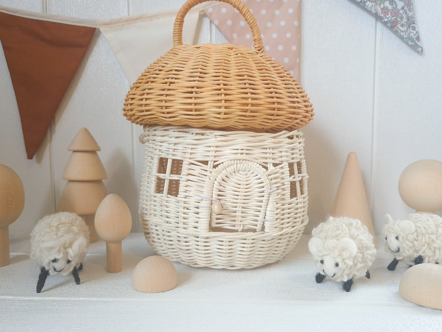 Hīpi Ma (White sheep)